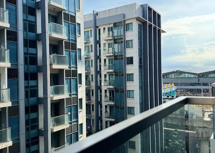 81 Newport Across International Airport Terminal 3 C1-7o Apartamento *