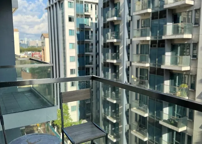 81 Newport Across International Airport Terminal 3 C1-7o Apartamento